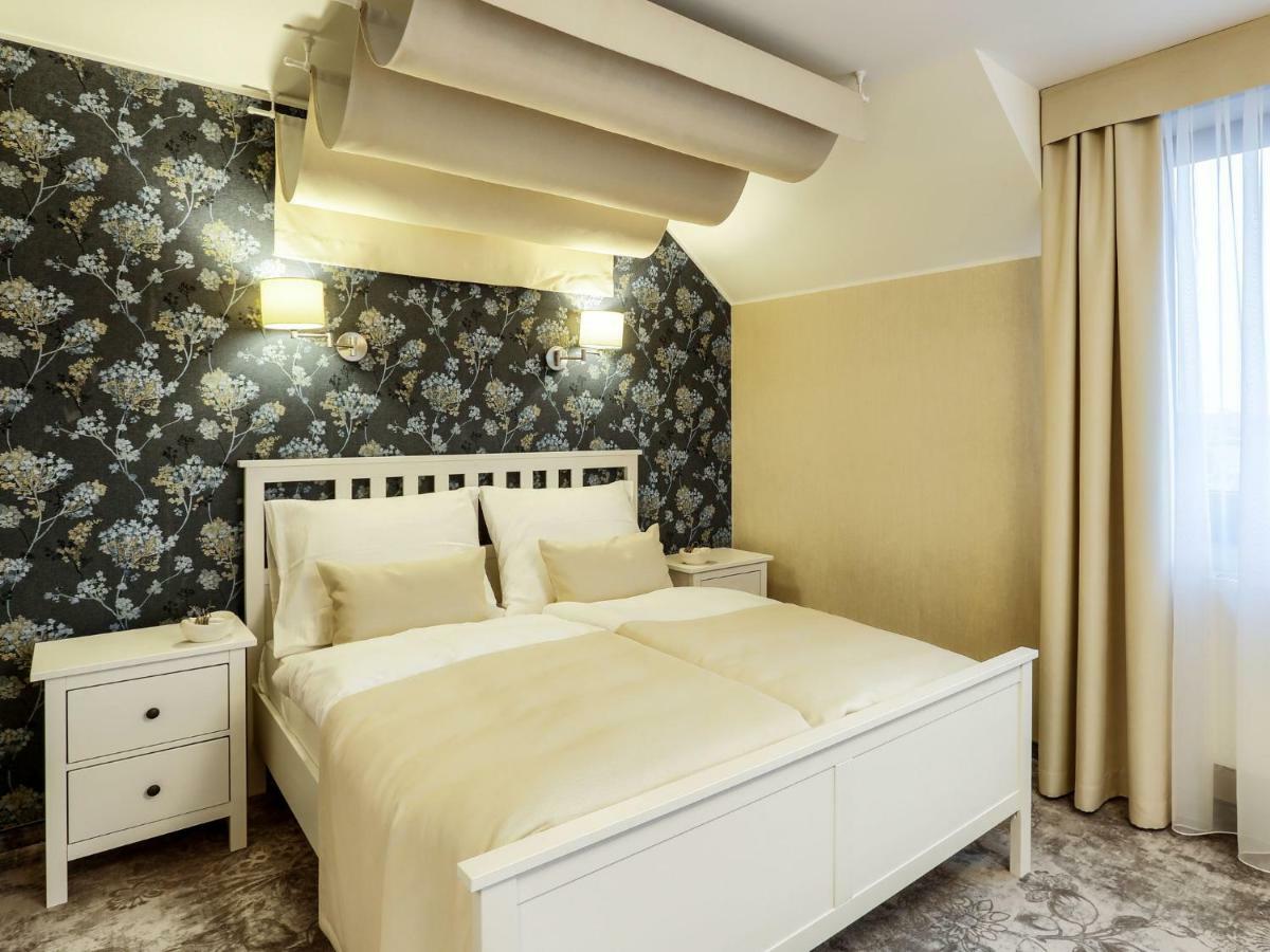 Hotel Antek Zlinice Exterior photo